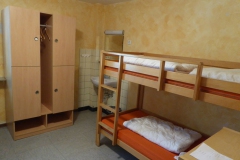 4-Bett-Zimmer-mit-Waschbecken