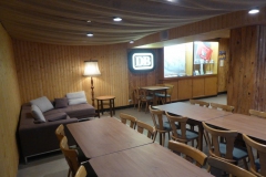 Clubraum-mit-Bestuhlung-und-Theke