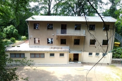Haus-Rückseite-mit-Hof