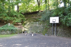 Hof-mit-Grill-und-Baskettballkorb
